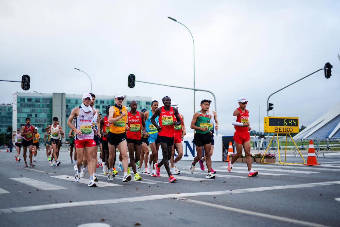 Aurélien Quinion franchit la ligne d'arrivée au Championnat du Monde de Marche — Brasília 2025