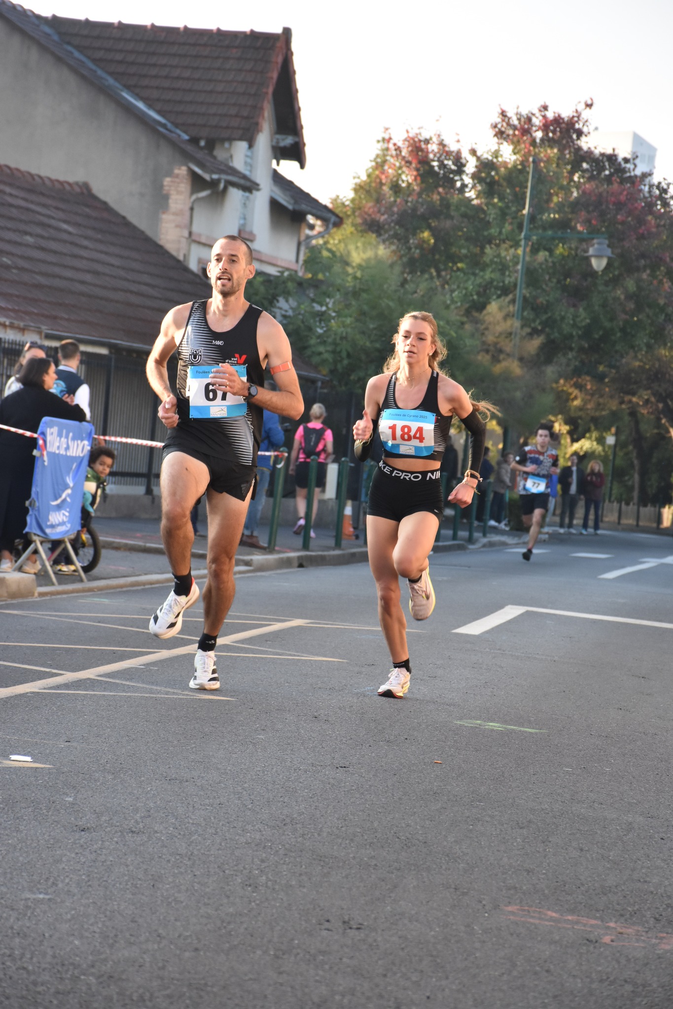 Coureurs EFCVO hommes et femmes en pleine course — Foulées de Cyrano 2025