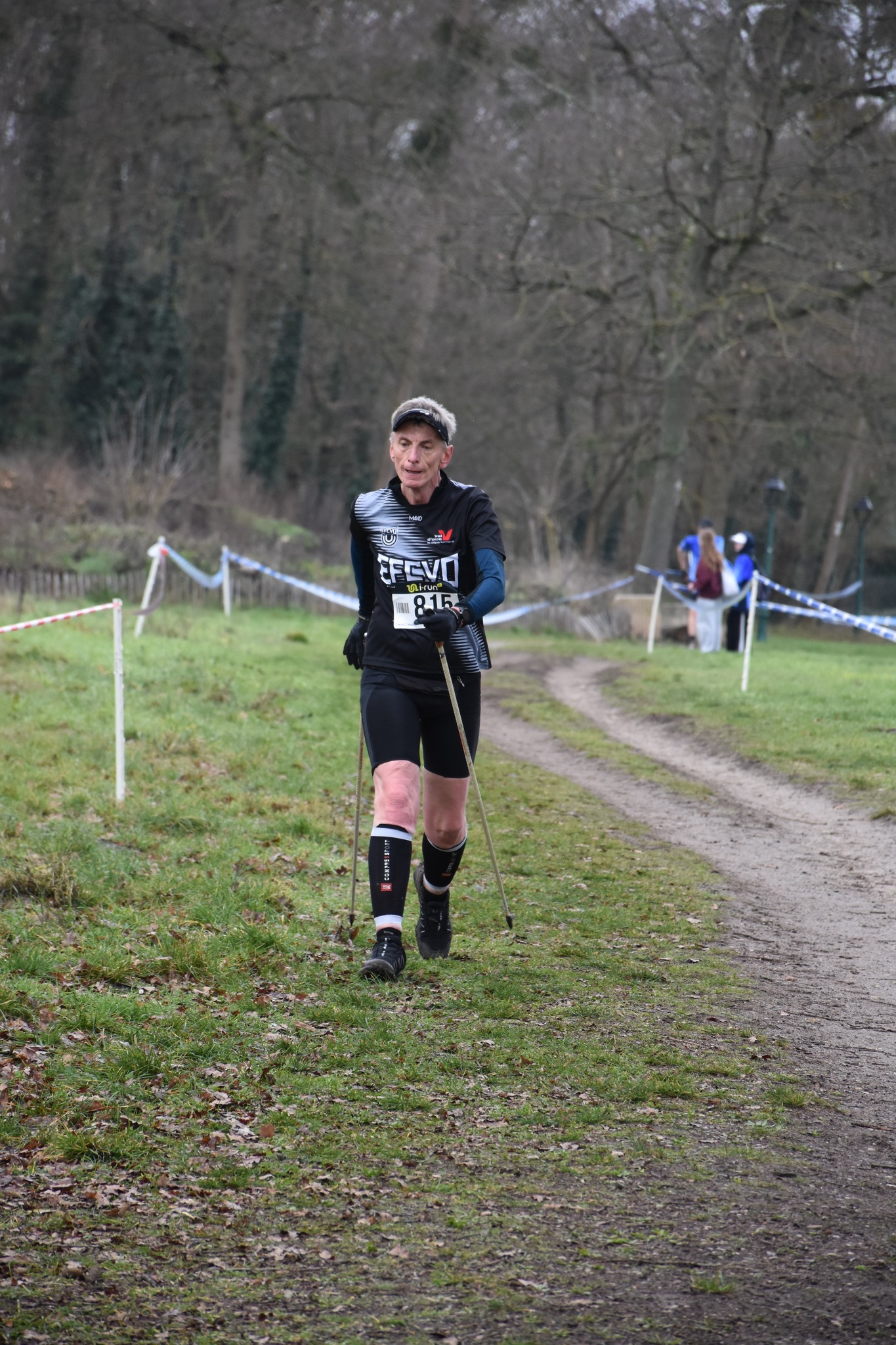 Marcheur nordique en plein effort — Nordic Valdoisienne 2026